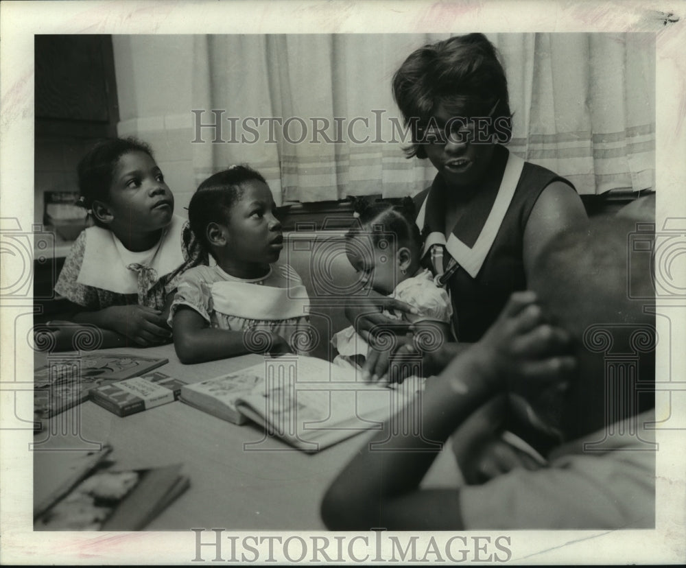 1969 Press Photo A mother of three and two foster children in New Orleans - Historic Images