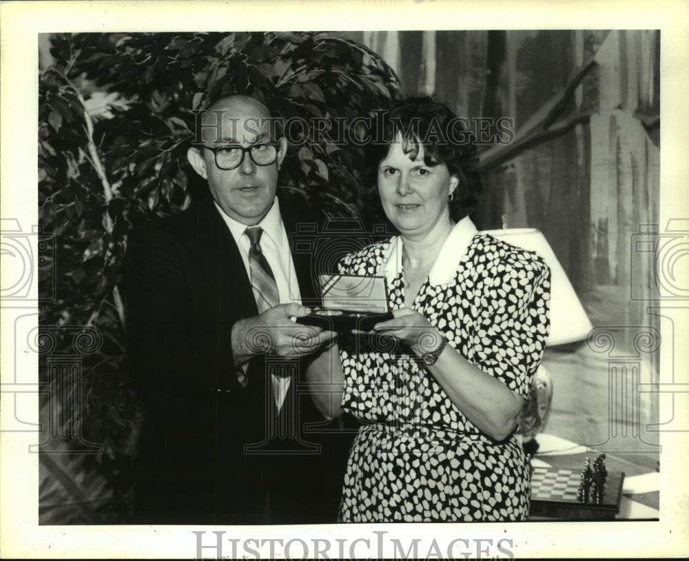 1992 Press Photo Lutheran High School&#39;s Auction Preview party - Historic Images