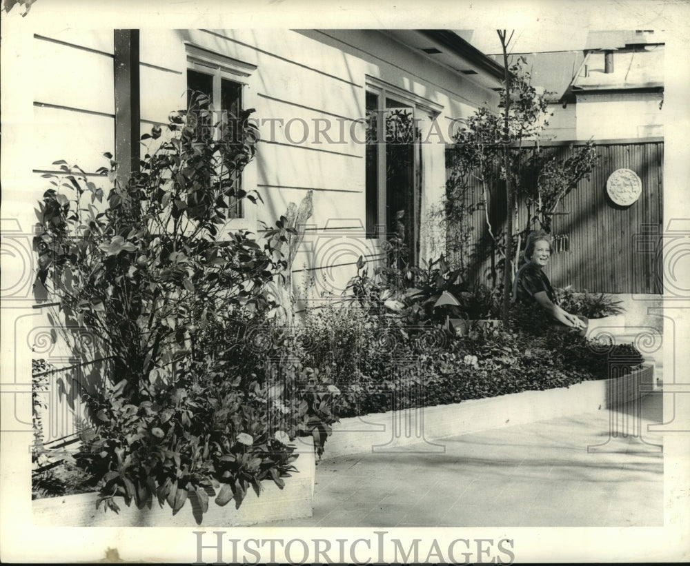 1965 Press Photo Mrs. Albert Huber sits in her garden-patio at 128 Fairway Drive - Historic Images