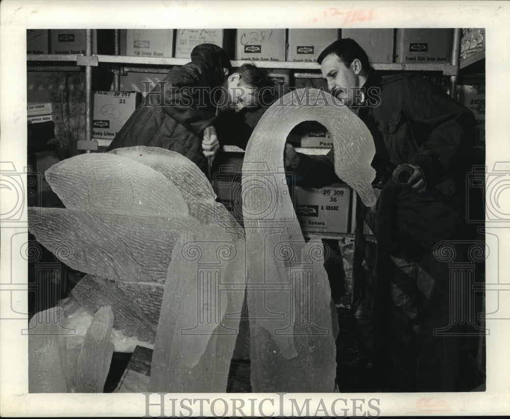 1965 Press Photo Ron McLuckey &amp; J.G. Gasnier- Hotel Ice carvers chisel a swan - Historic Images