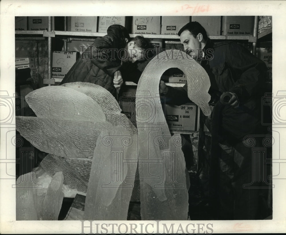 1965 Press Photo Ron McLuckey & J.G. Gasnier- Hotel Ice carvers chisel a swan - Historic Images