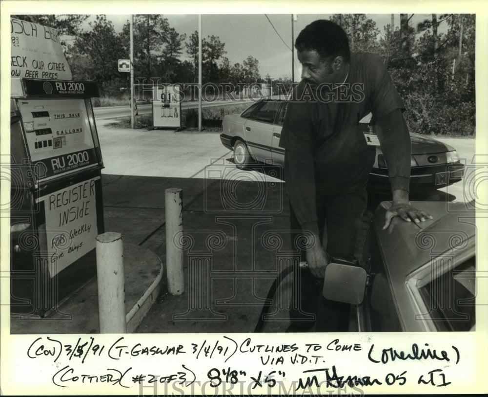 1991 Press Photo Scene from a local Shell Gas Station - Historic Images