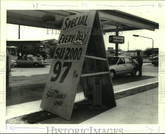 1986 Press Photo Gasoline Prices on a Self-Service Gas Station - nob17006 - Historic Images