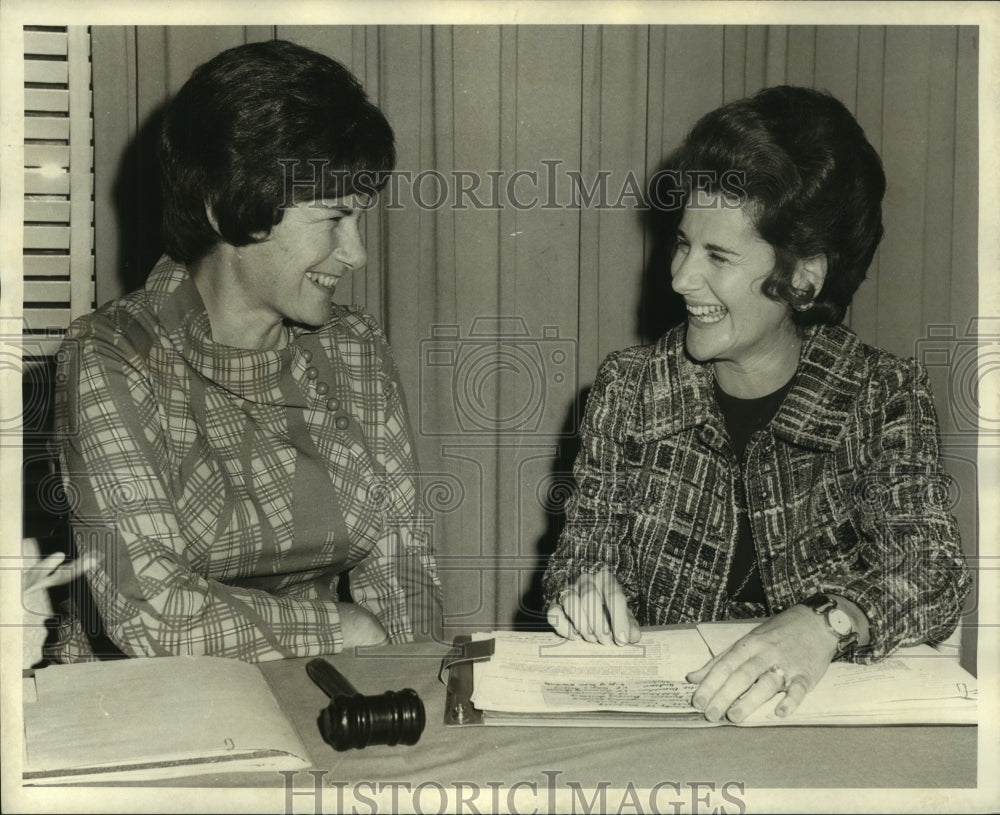 Press Photo Hannah Stein conferring with Mrs. Herbert Moran - Historic Images