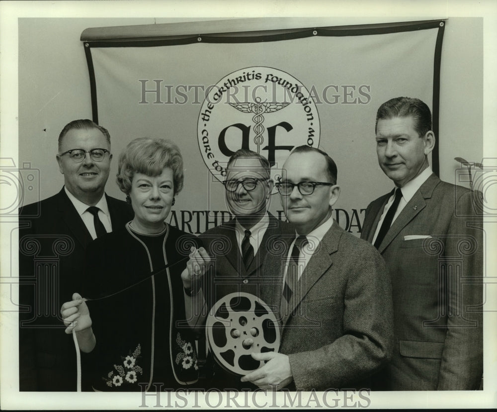 1966 Press Photo The Arthritis Foundation. inspecting film on arthritis - Historic Images