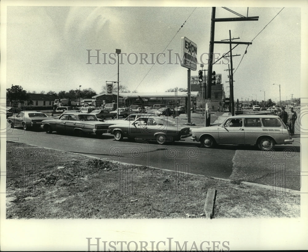 1974 Press Photo Cars line up during gas ration at Exxon, S. Clair and Toledano - Historic Images