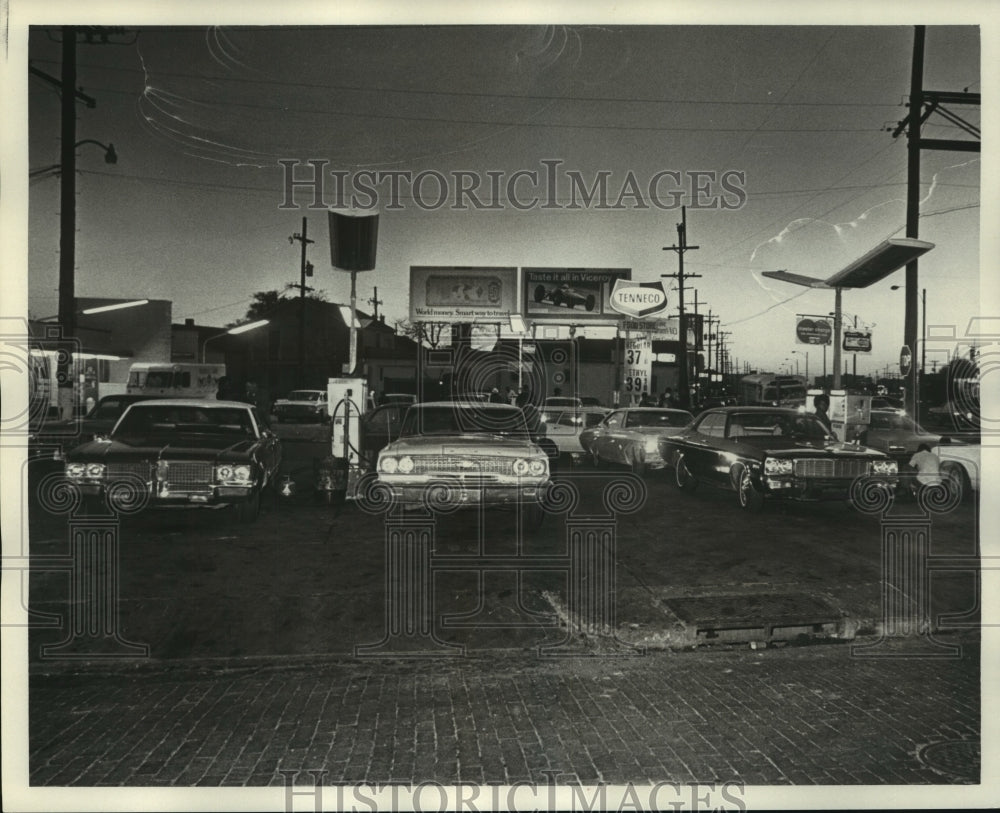 1973 Press Photo Cars line up during gas rationing at Melpomene and Claiborne - Historic Images