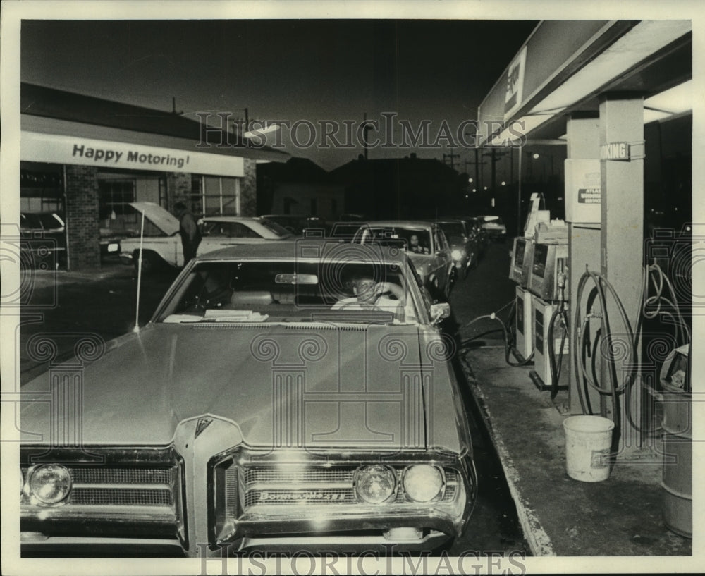 1973 Press Photo Cars line up during gas rationing at Melpomene and Claiborne - Historic Images