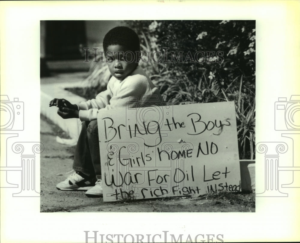 1990 Press Photo Charles Wilson protesting the high cost of Gasoline Prices - Historic Images