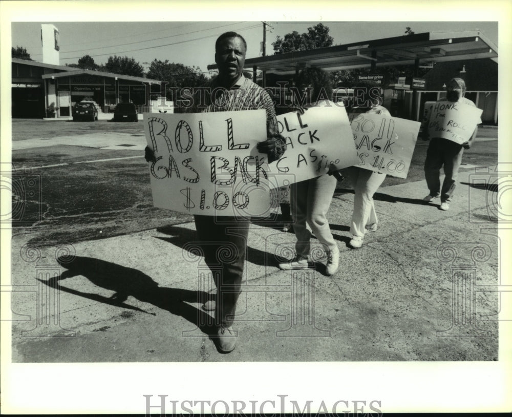 1990 Press Photo Members of Gulf Coast Tenants Association protested high gas - Historic Images