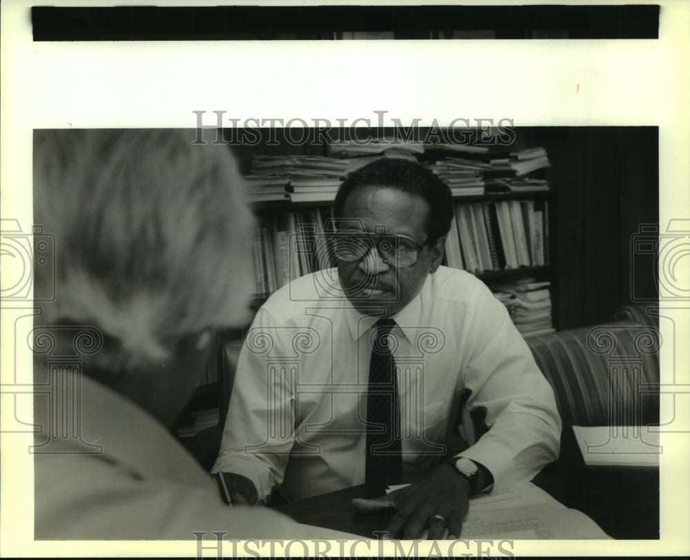 1989 Press Photo George Gates conferring with his colleague - Historic Images