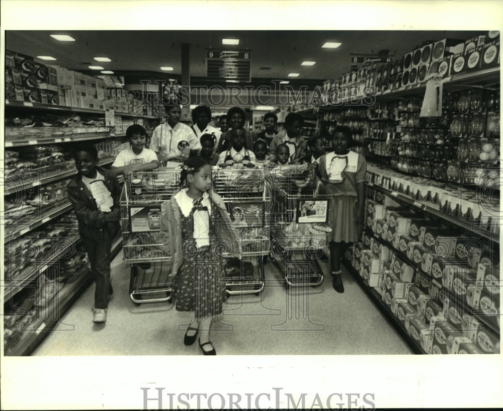 1987 Press Photo Gaudet Elementary students shopping to give Needy Families - Historic Images