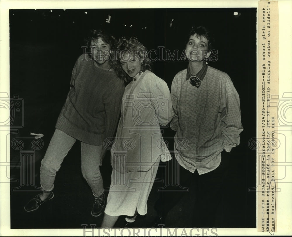 1986 Press Photo High School girls at Shopping Center Parking lot on Gause Blvd. - Historic Images