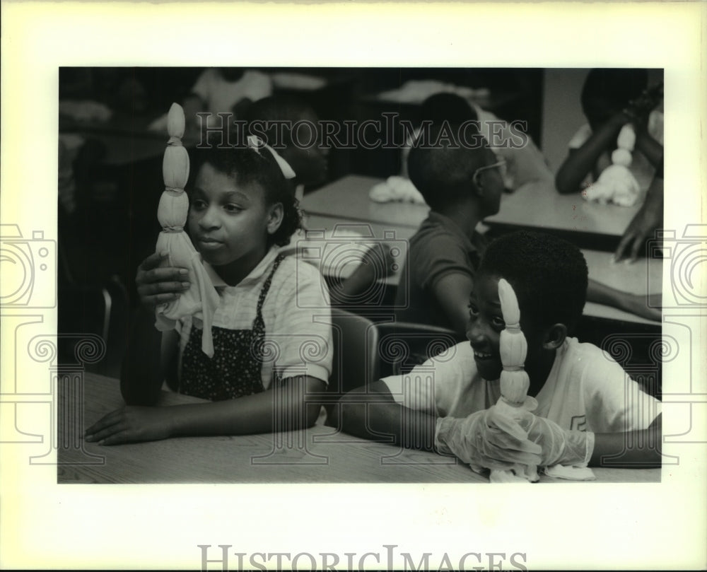 1989 Press Photo Gaudet Elementary school&#39;s &quot;Tie-dye T-Shirt Project&quot; - Historic Images