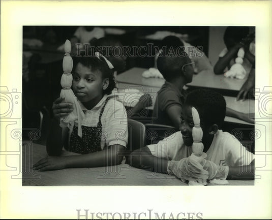 1989 Press Photo Gaudet Elementary school's "Tie-dye T-Shirt Project" - Historic Images