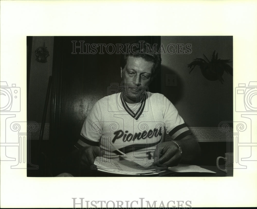 1982 Press Photo Al Gaudet reviewing some of his documents - nob17094 - Historic Images