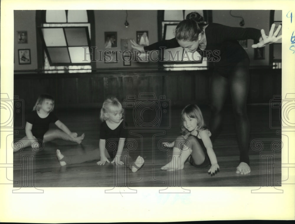 1989 Press Photo Carolyn Gaude instructs 3-5 year olds in creative dance - Historic Images