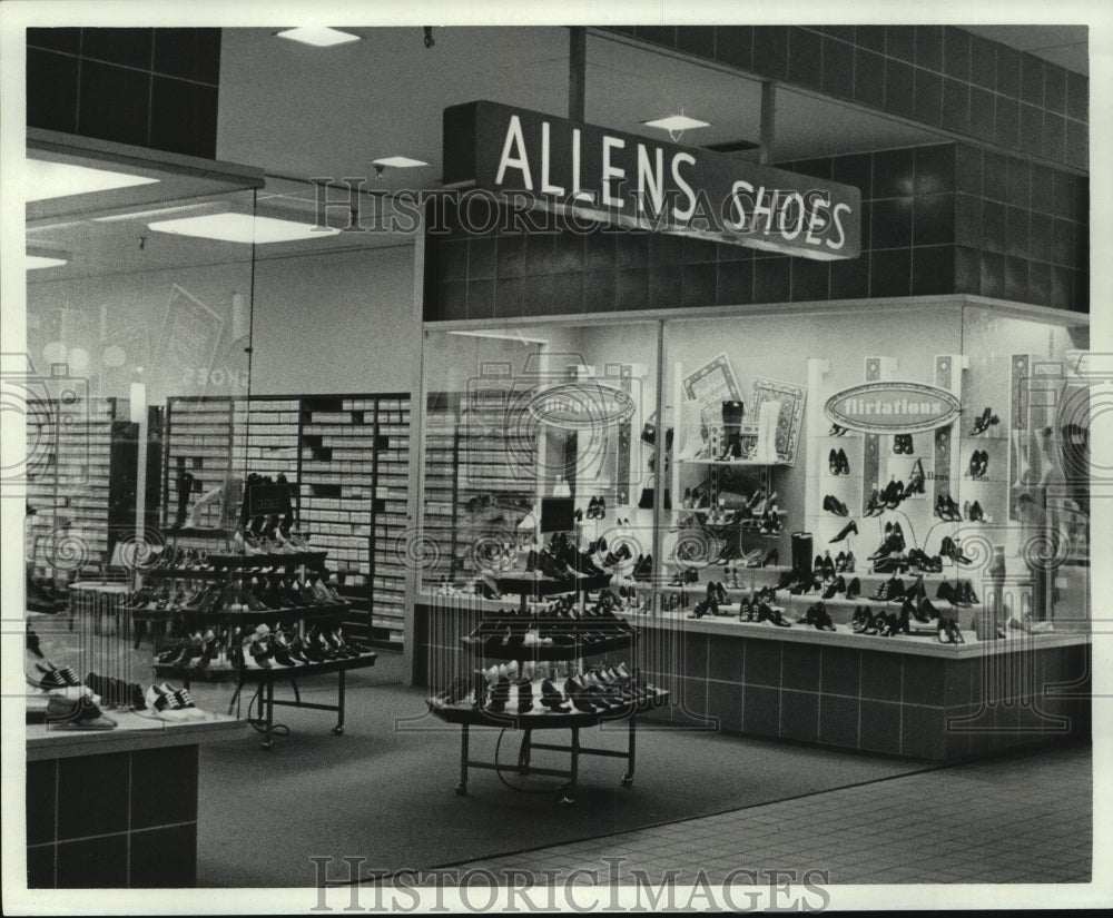 1970 Press Photo View of Allens Shoes located inside the Oakwood Shopping Center - Historic Images