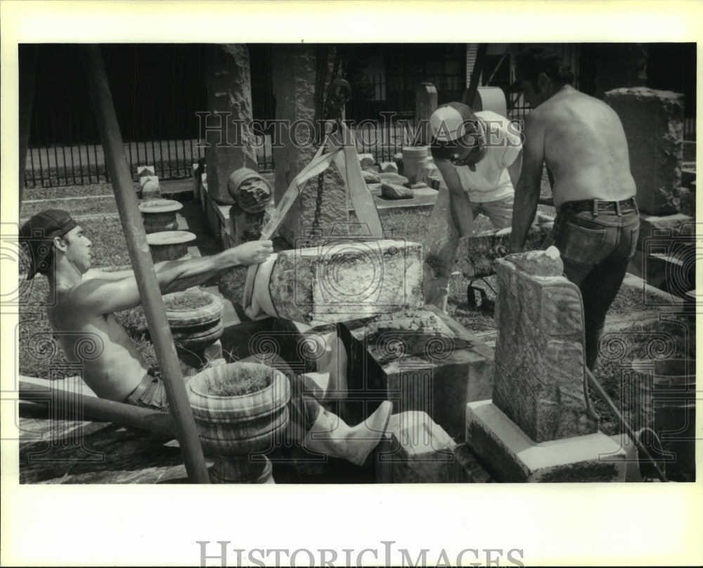 1991 Press Photo Crew repairs damaged graves, Gates of Prayer Cemetery - Historic Images