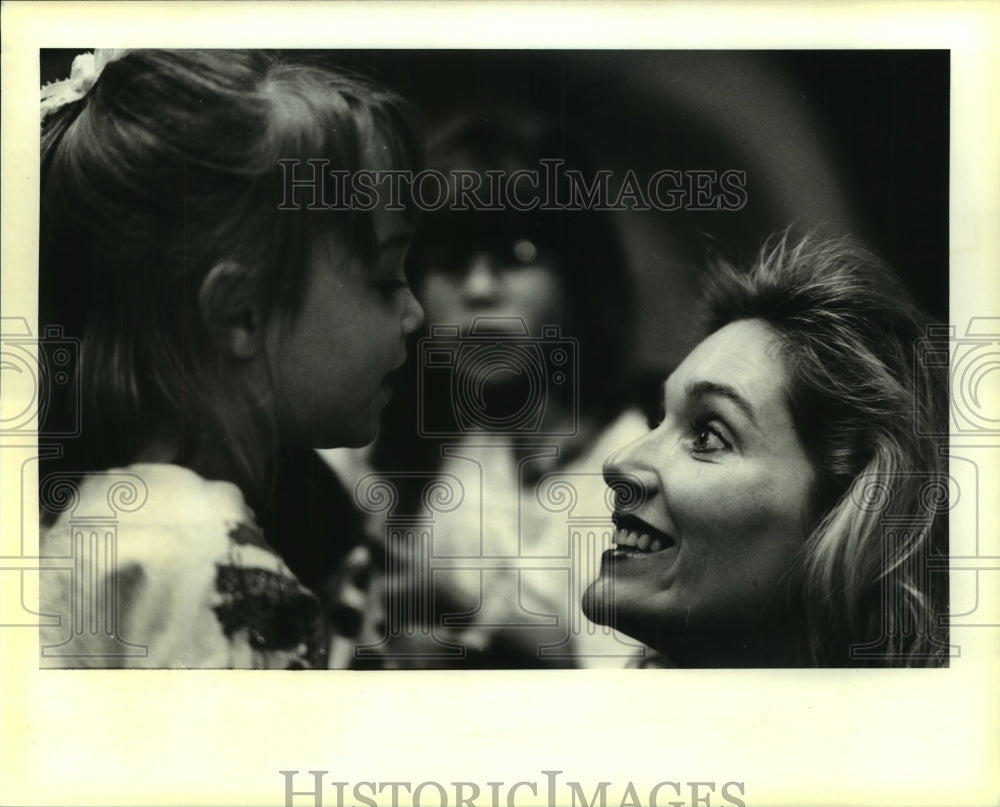 1994 Press Photo Becca Brenner talks with mother, Kelly, Gates of Prayer school - Historic Images