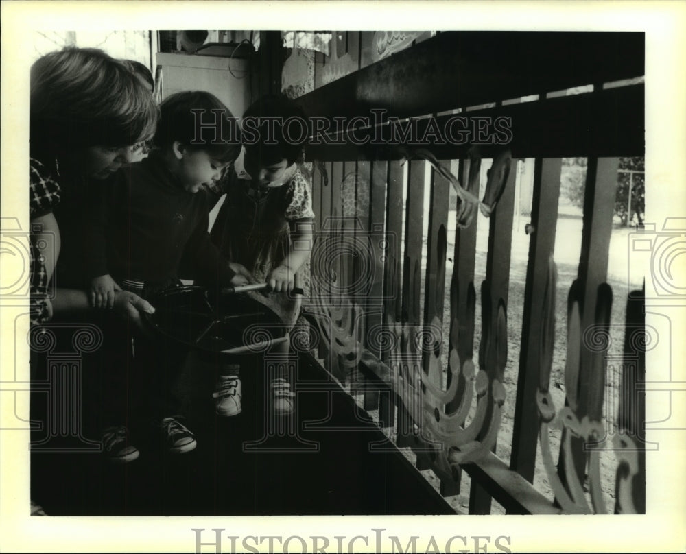 1994 Press Photo Sue Preis helps children paint, Gates of Prayer Nursery School - Historic Images