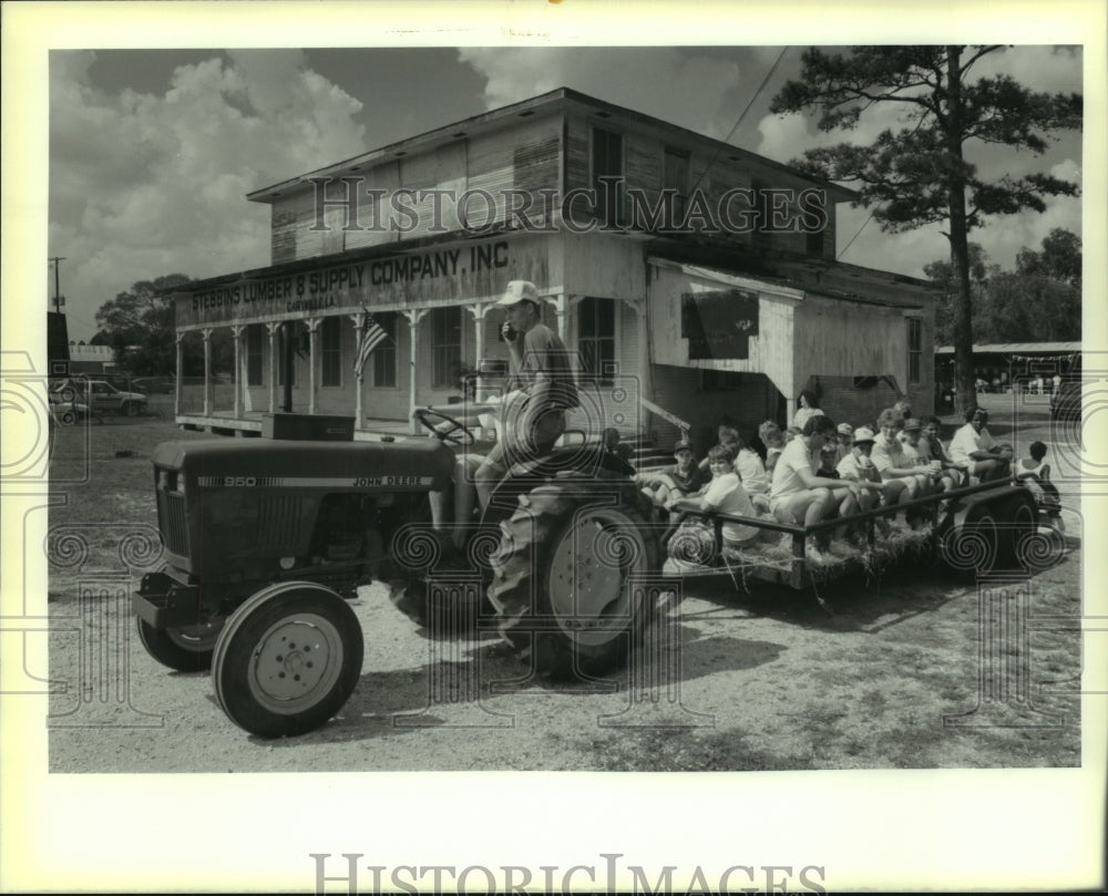 1990 Press Photo Garyville Timbermill Festival participants at the hayride - Historic Images