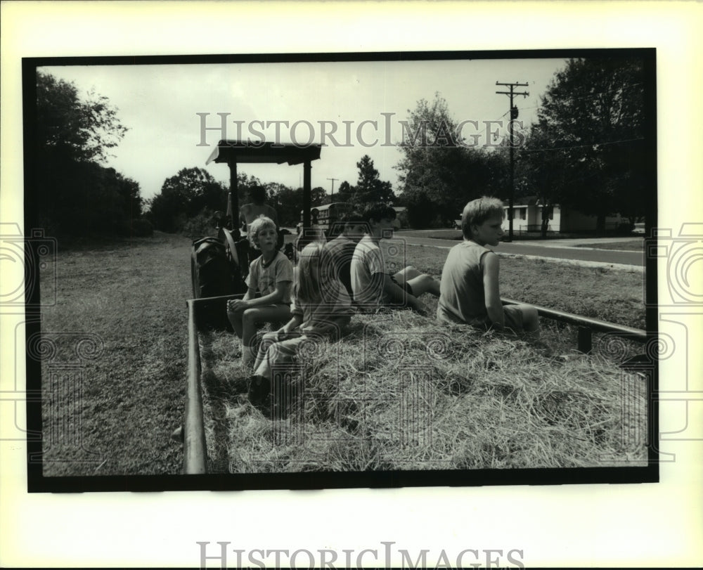 1989 Press Photo Garyville Timbermill Festival goers on a scenic hayride - Historic Images