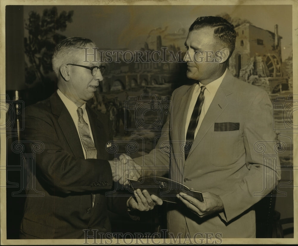 1959 Press Photo T.L. Gaston and C.B. McClug at a Soil Conservation meeting. - Historic Images