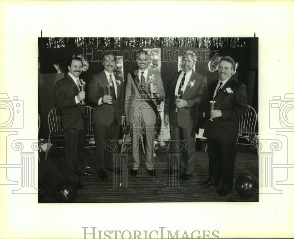 1993 Press Photo Alvin Garon as King Allovus the 28th and his Dukes - Historic Images