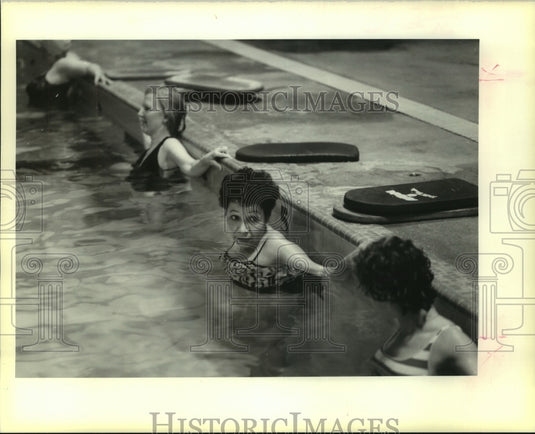 1990 Press Photo Norma Garretson, aqua aerobics class, YMCA - Historic Images