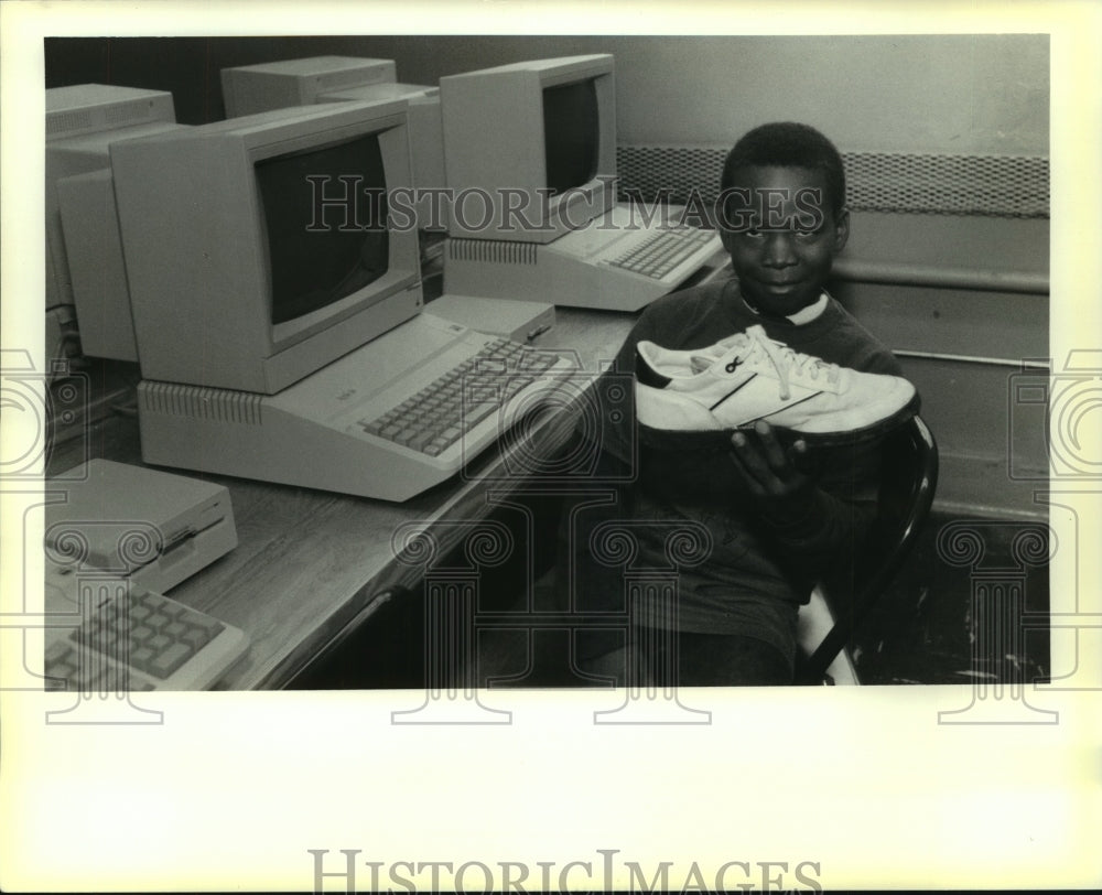 1989 Press Photo Randon holds up new shoe in computer room, Folsom Elementary - Historic Images