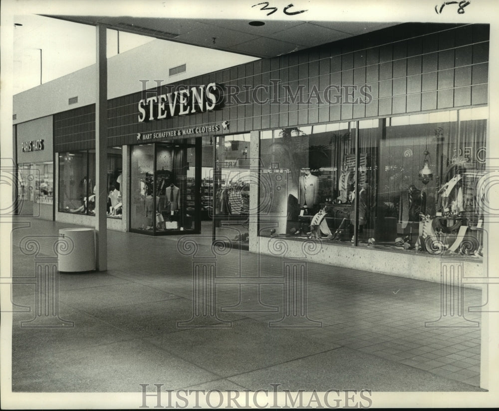 1969 Press Photo Stevens Clothing Store in Oakwood Shopping Center - nob17224 - Historic Images