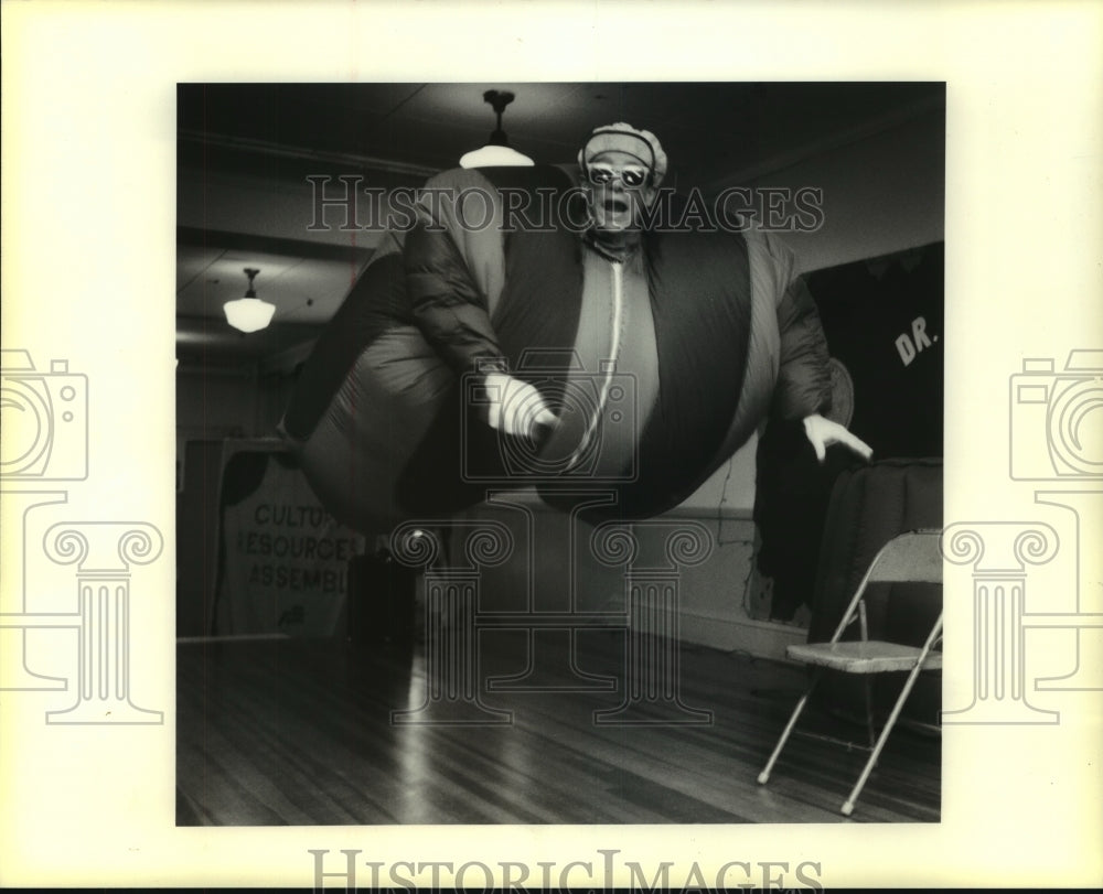 1990 Press Photo Fred Garbo fly&#39;s in the cafeteria as the inflated man - Historic Images