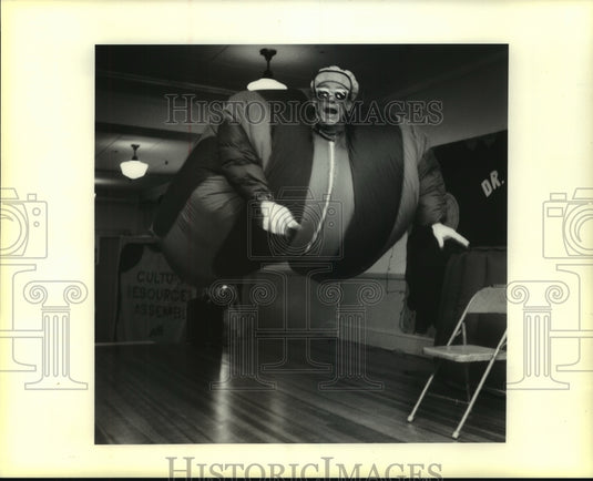 1990 Press Photo Fred Garbo fly's in the cafeteria as the inflated man - Historic Images