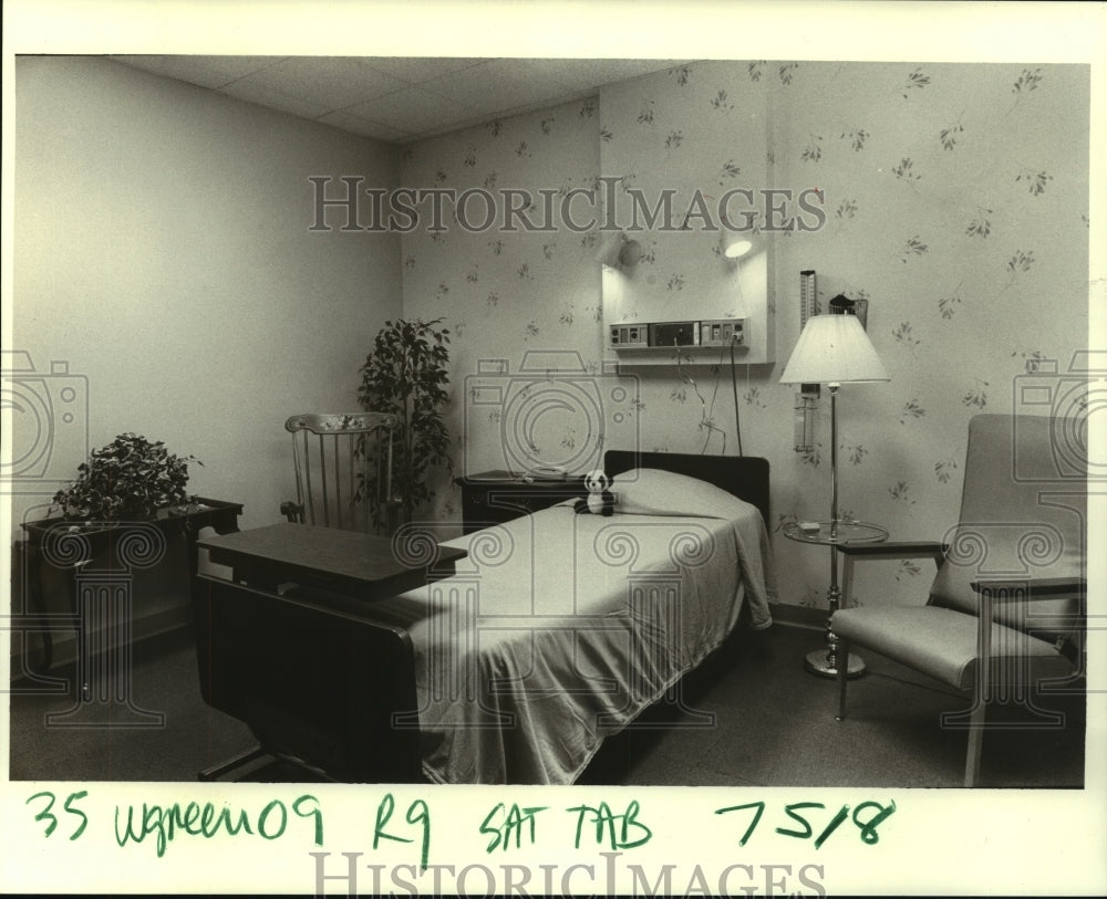 1986 Press Photo Patient room at Pendleton Memorial Methodist Hospital. - Historic Images