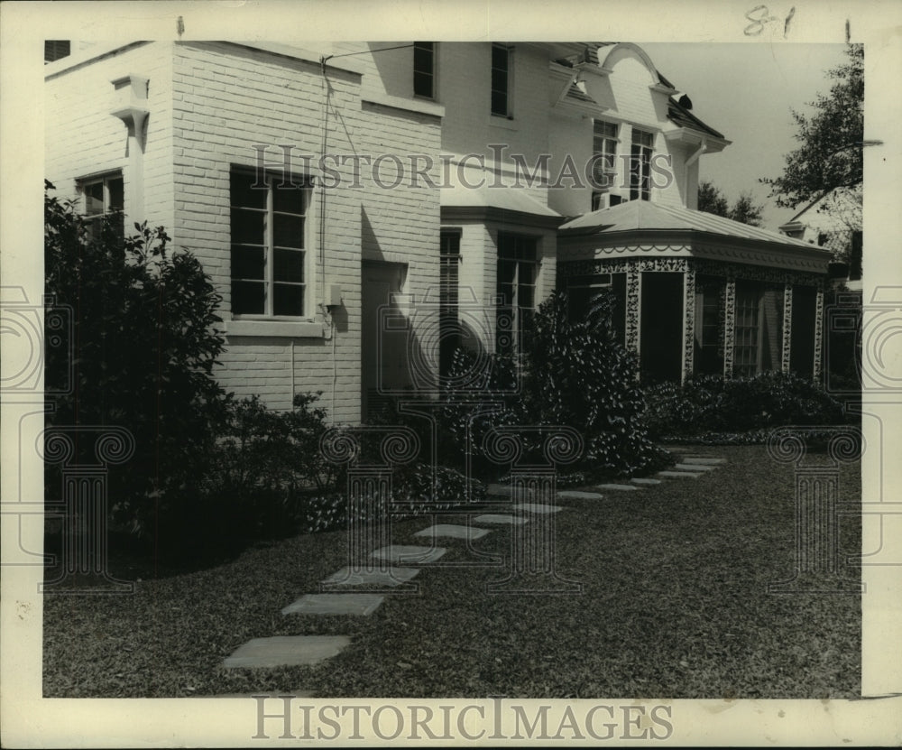 1952 Home of Mrs. G. E. Horing. - Historic Images