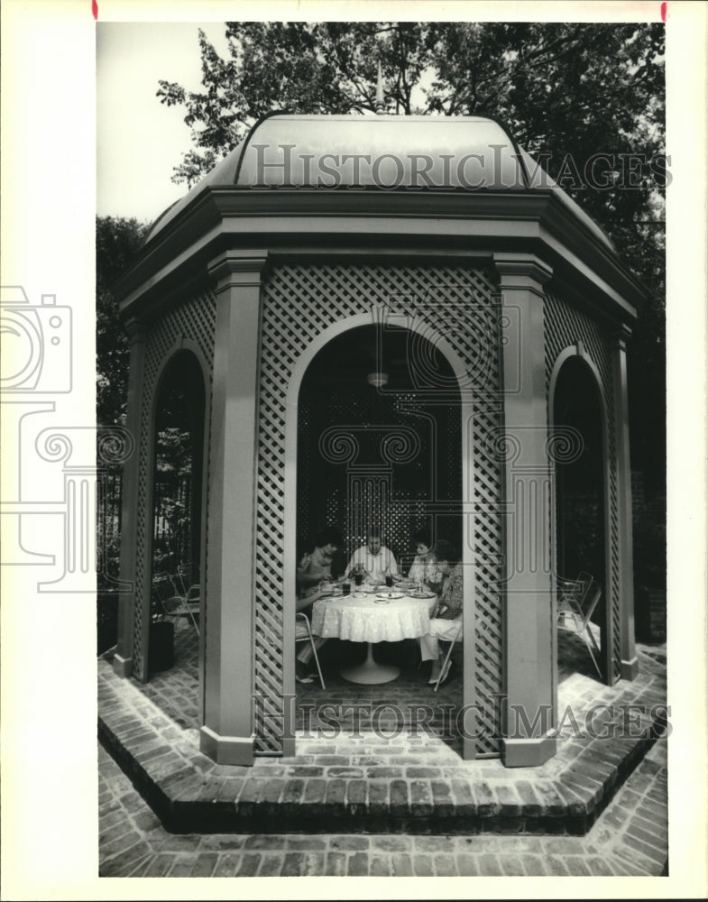 1988 Press Photo Dr. and Mrs. Fortino and office staff eating in gazebo - Historic Images