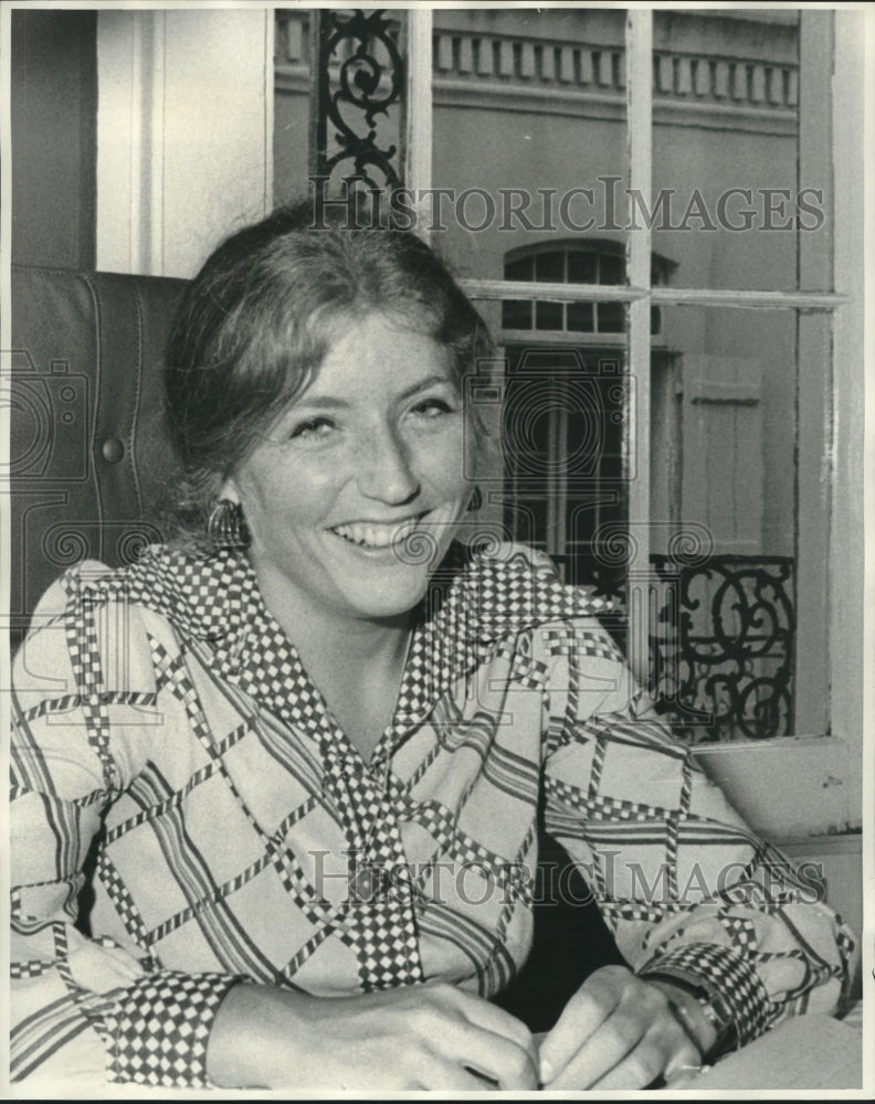 1975 Press Photo Lynda Friedmann, sitting at a desk - nob17305 - Historic Images