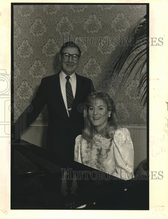 1990 Press Photo Judge Richard Garvey and Barbara Dunbar at Loyola Law review - Historic Images