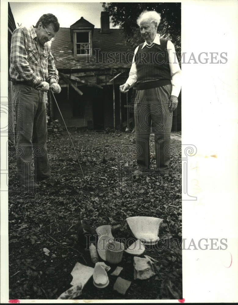 1987 Press Photo Richard Gartley shows Dick his findings at Gretna White House - Historic Images