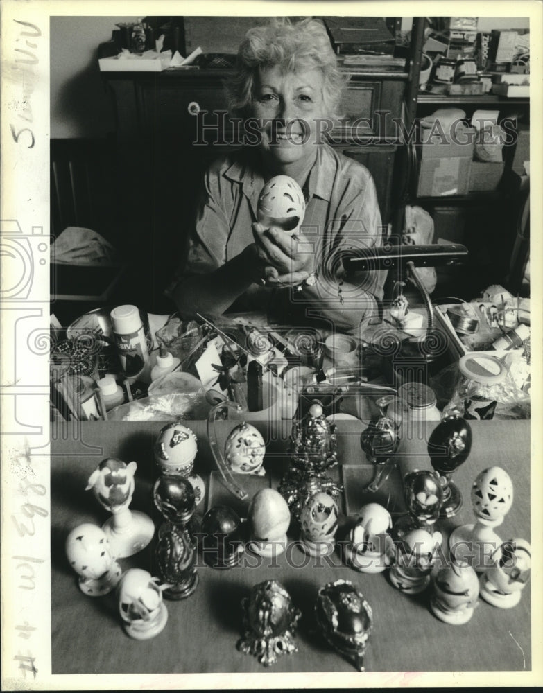 1989 Press Photo Andree Gelpi poses with an array of her ceramic eggs. - Historic Images