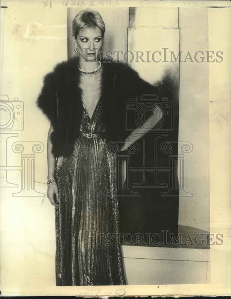 1978 Press Photo Woman modeling diamond and ruby necklace and earrings - Historic Images