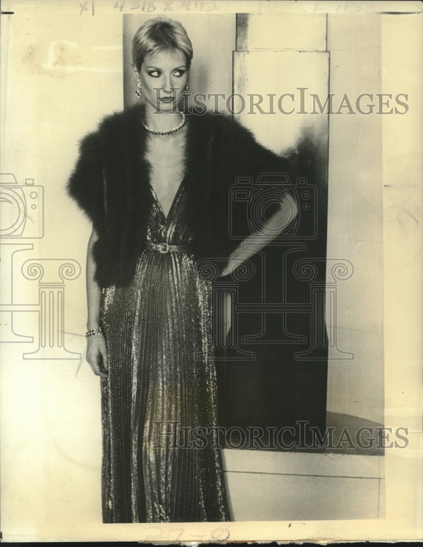 1978 Press Photo Woman modeling diamond and ruby necklace and earrings ...