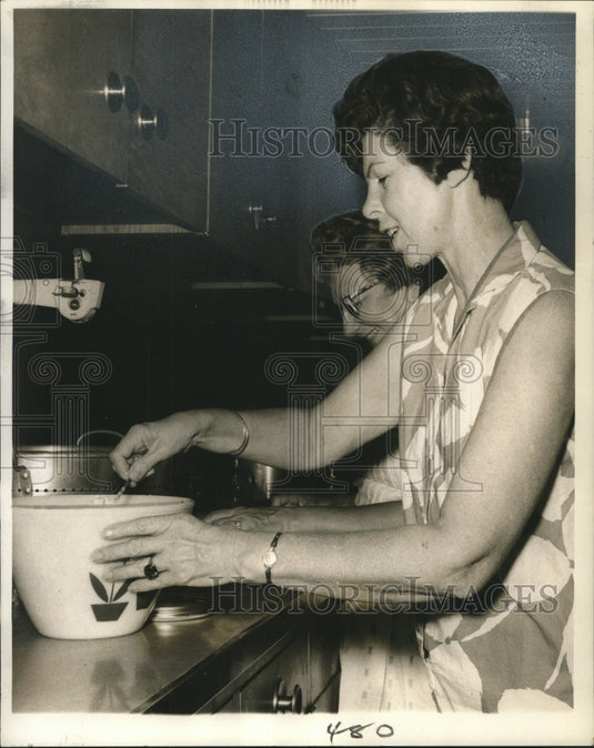 1968 Press Photo Miss Heard & Mrs. Gelbke prepare salad for Rotary luncheon. - Historic Images