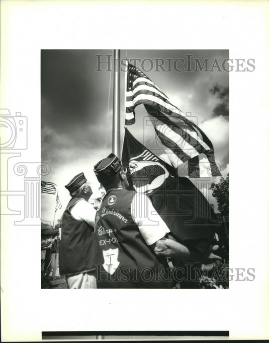 1994 Press Photo Former POWs/MIAs raise an American flag at monument - Historic Images