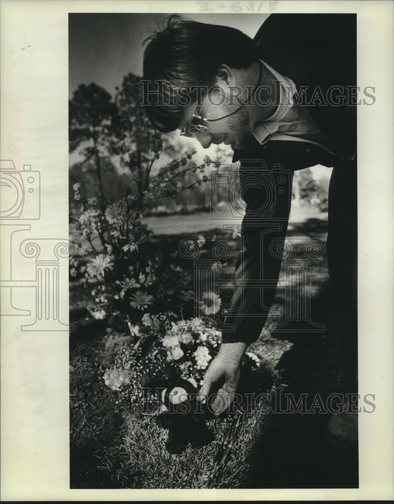 1988 Press Photo Mystery baby buried in Garden of Memories Cemetery - Historic Images