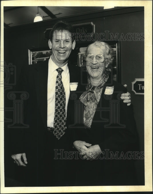 1994 Press Photo Vic Fulham, Sr., Sister Kathleen O'Carroll at the Ozenam Inn - Historic Images