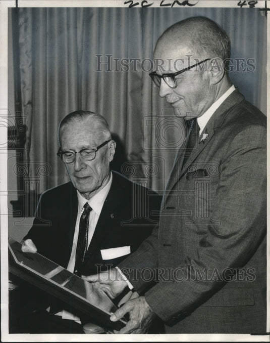 1968 Press Photo Dr Shirley Lyons and Dr. Val Fuchs both of Blue Cross - Historic Images