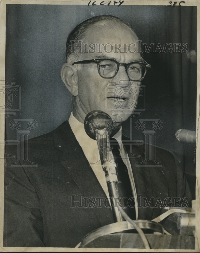 1967 Press Photo Sen. Fulbright, AR, speaks at Loyola about Vietnam settlement-Historic Images