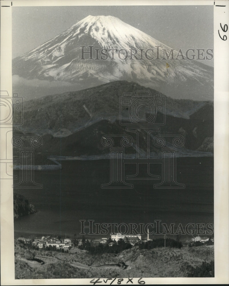 1967 Press Photo Mt. Fuji with green hills and blue lake at its base - Historic Images